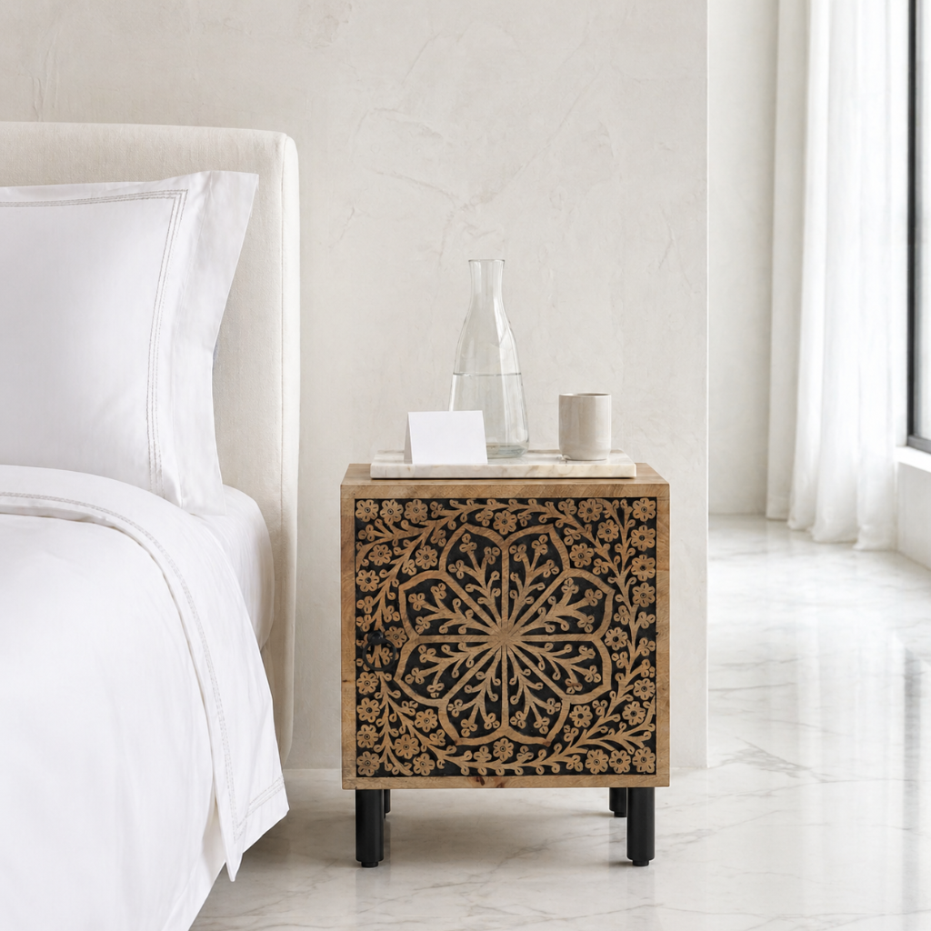 Vue de face table de chevet manguier motif floral - design sculpte et rangement chambre